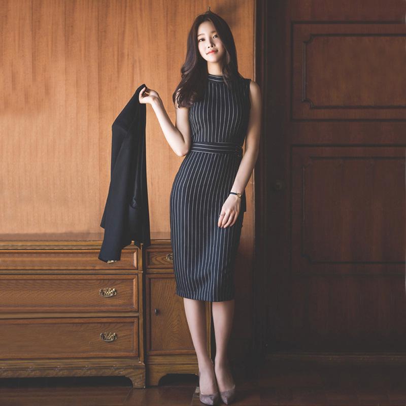 

Знаменитая мода 2023 года: Узкое полосатое платье без рукавов XL