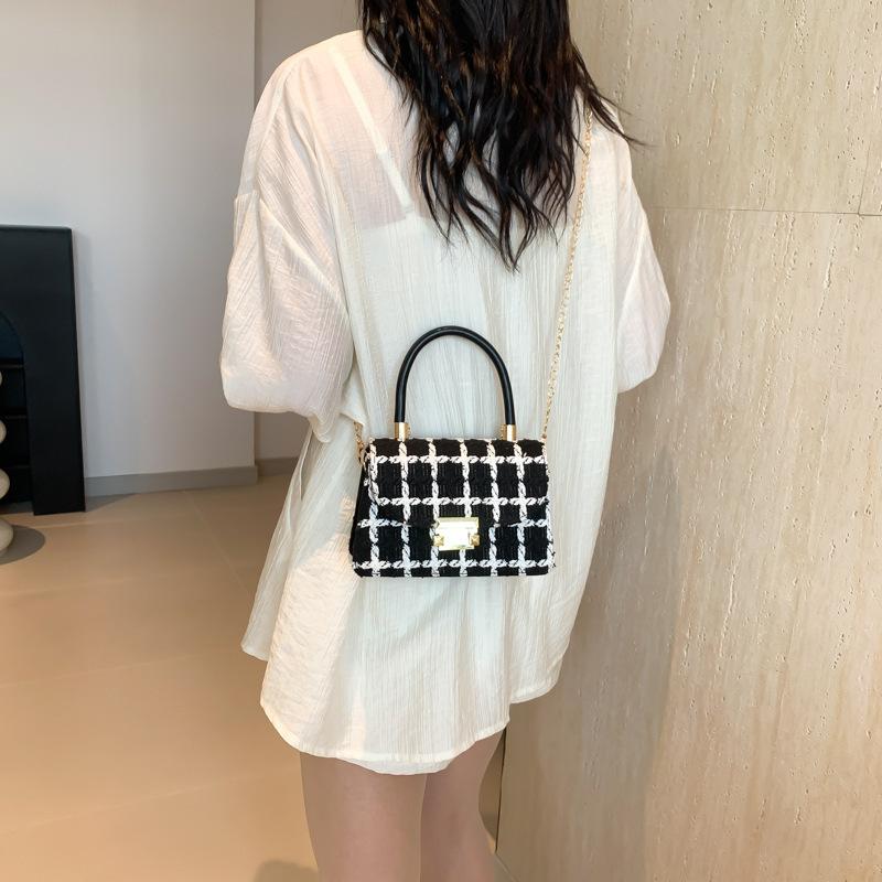Fashion Trend Small Square Bag Shoulder Bag 2025 This Year's Popular New Niche Single Shoulder Simple Personalized Korean Version of Women's Bags