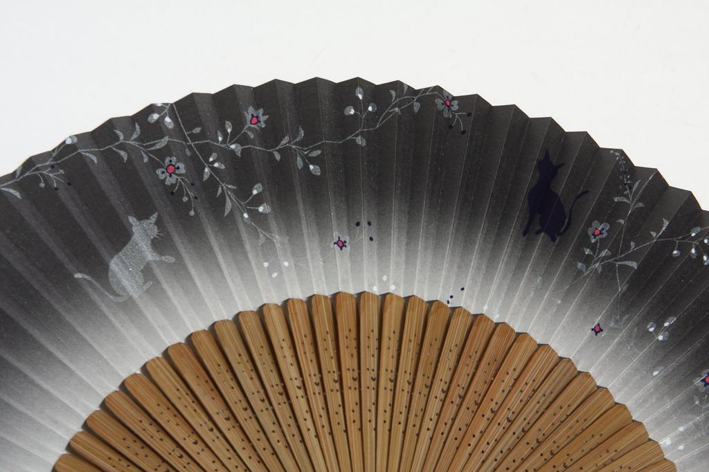 Fächer mit Katze schwarz aus Karaki mit Fächeretui und Präsentation [Hasegawa] Kyoto-Stil Muster, Hintergrund, mittelkurze Länge, Holz, bestickt,