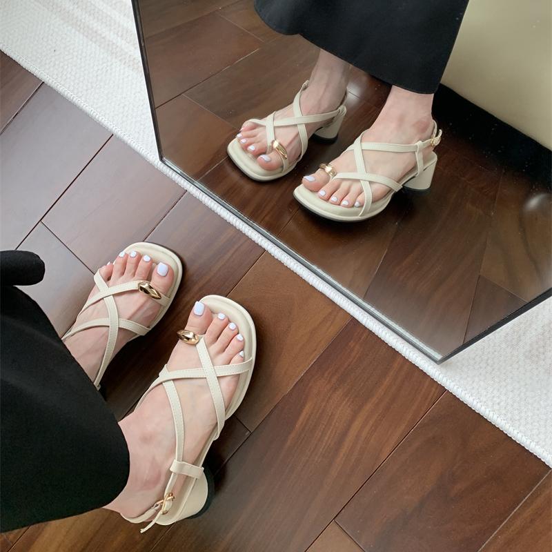 Mode Sandalen Designer Neu 2024 Kleid Damen Metalldekoration Damen Schmaler Riemen Schnalle Dicke Absätze Damenschuhe Draußen Party Zehenclip