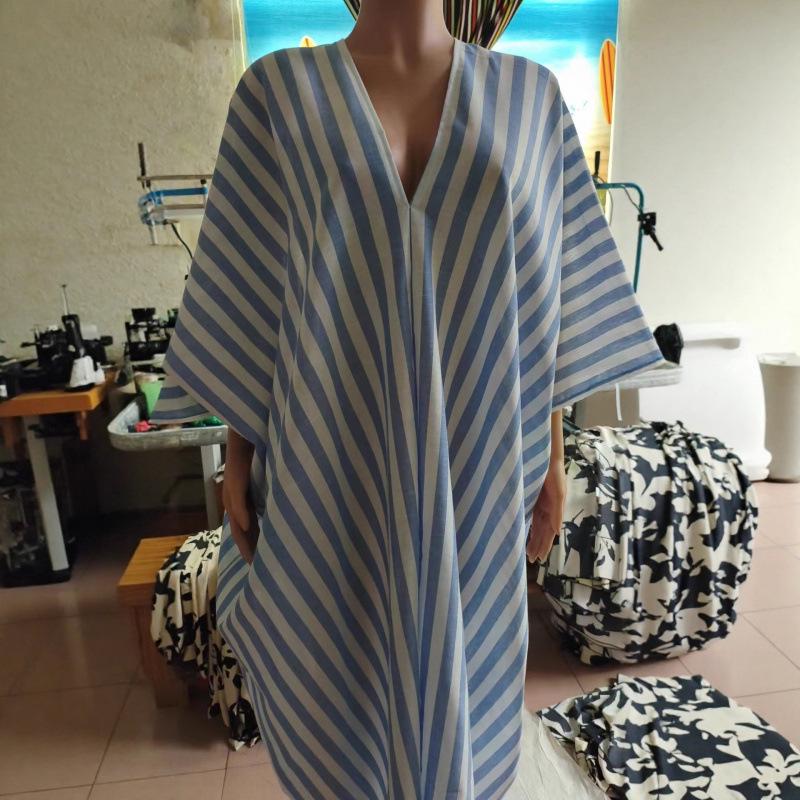 Europäisches & Amerikanisches Sommer 2026 V-Ausschnitt Gestreift Locker Freizeit Strandkleid
