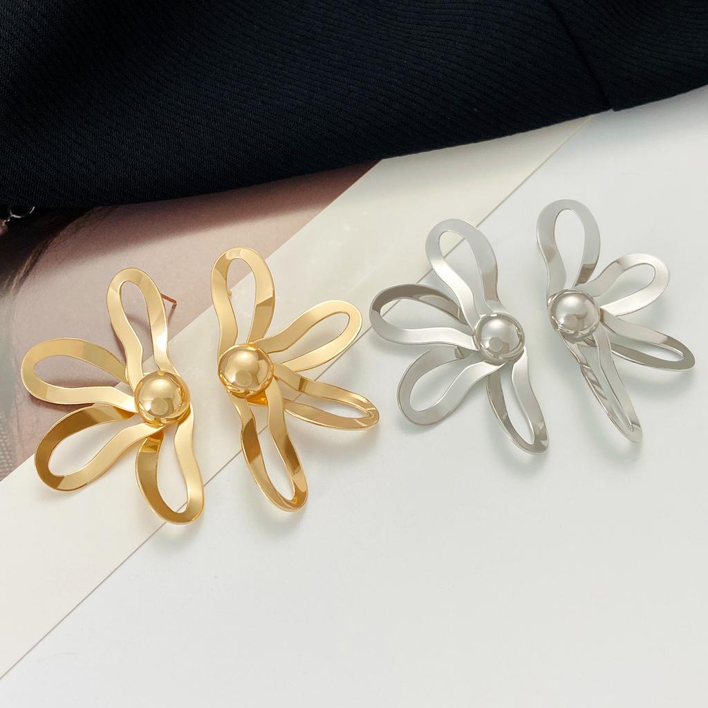 Vintage Steampunk Exaggerated Design Big Stud Earrings for Women High Quality Alloy Hollowed Flower Petal Personality Earring