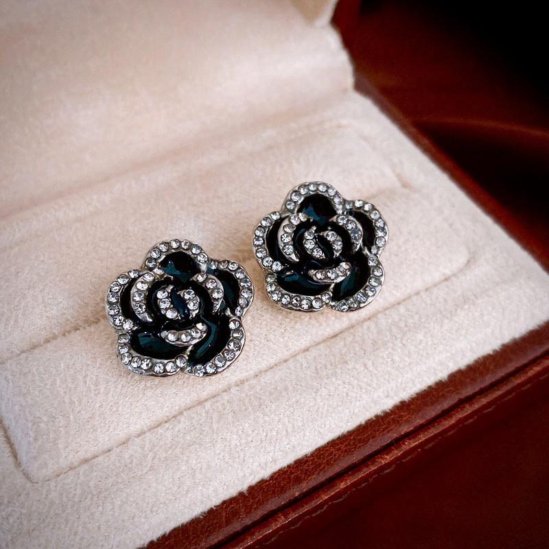 Medieval Silver Needle with Diamonds, Dripping Oil, Flower Pearl Earrings, Temperament, Court Style Stud Earrings, Light Luxury and High-end Earrings.