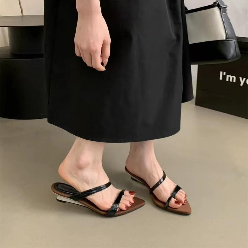 

Мода 2024 года, высококачественная женская обувь, набор женских тапочек, модные неглубокие модные тапочки, сексуальные остроносые однотонные тапочки на танкетке 39 чёрный