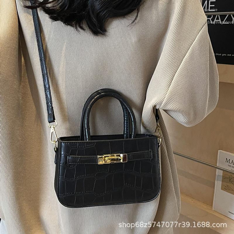 Niche premium underarm bag, crocodile pattern retro fashion clutch bag, premium sense baguette single shoulder messenger women's bag