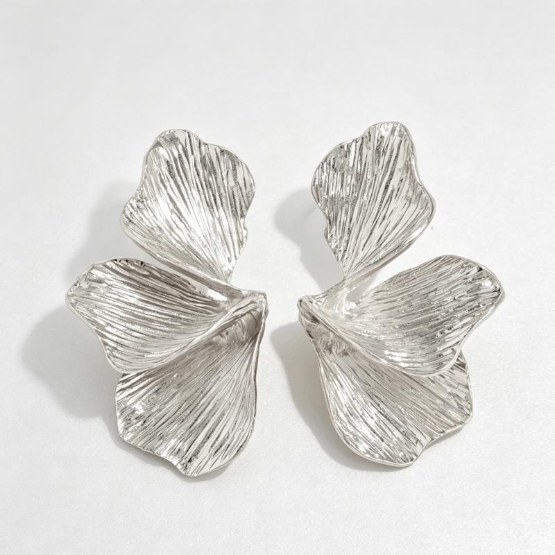 Minimalistische Blatt- und Ohrringe: Hochwertiger Metallnieten-Schmuck für Damen