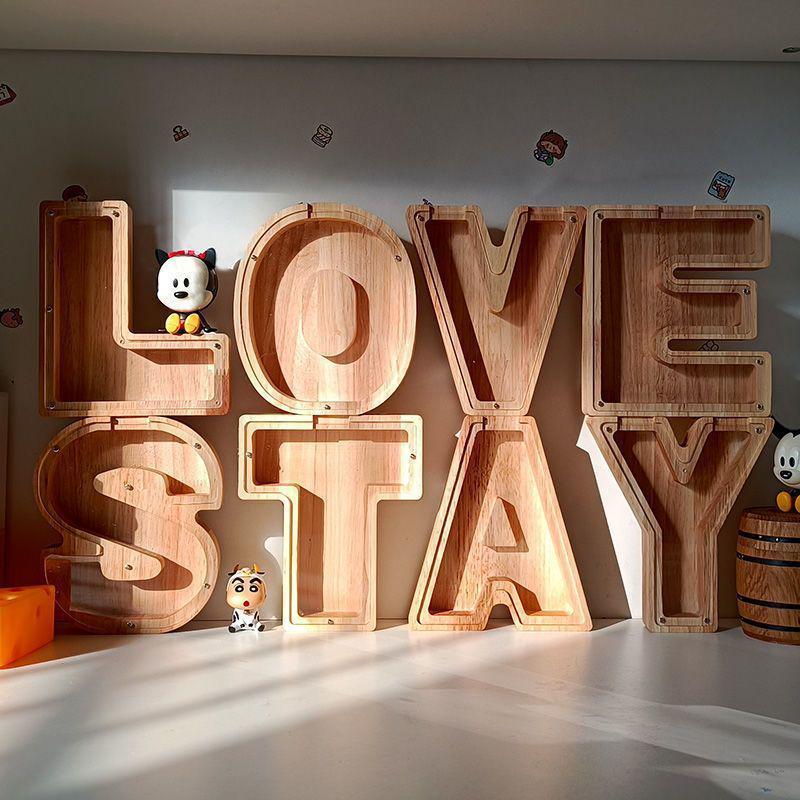 Drewniana Kreskówkowa Skarbonka z Literkami - Przezroczysty Pojemnik na Monety Ozdoba Prezent