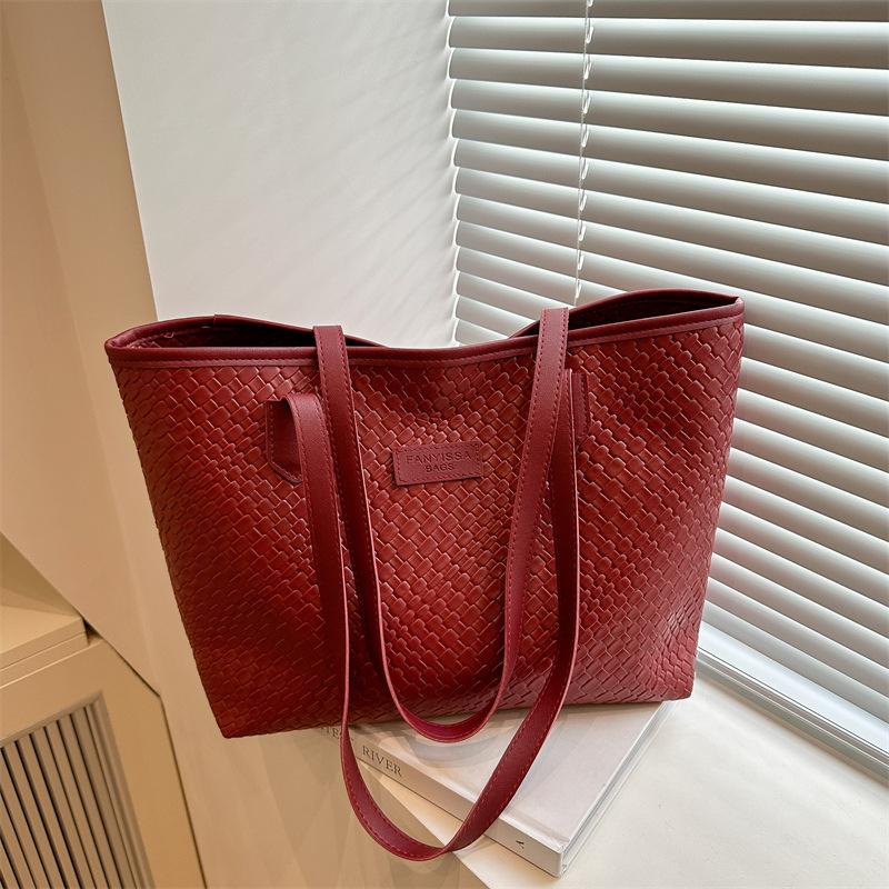 

Students commute to class, large-capacity fashion bags, women s new 2025 spring and summer simple casual tote bag shoulder bag красный