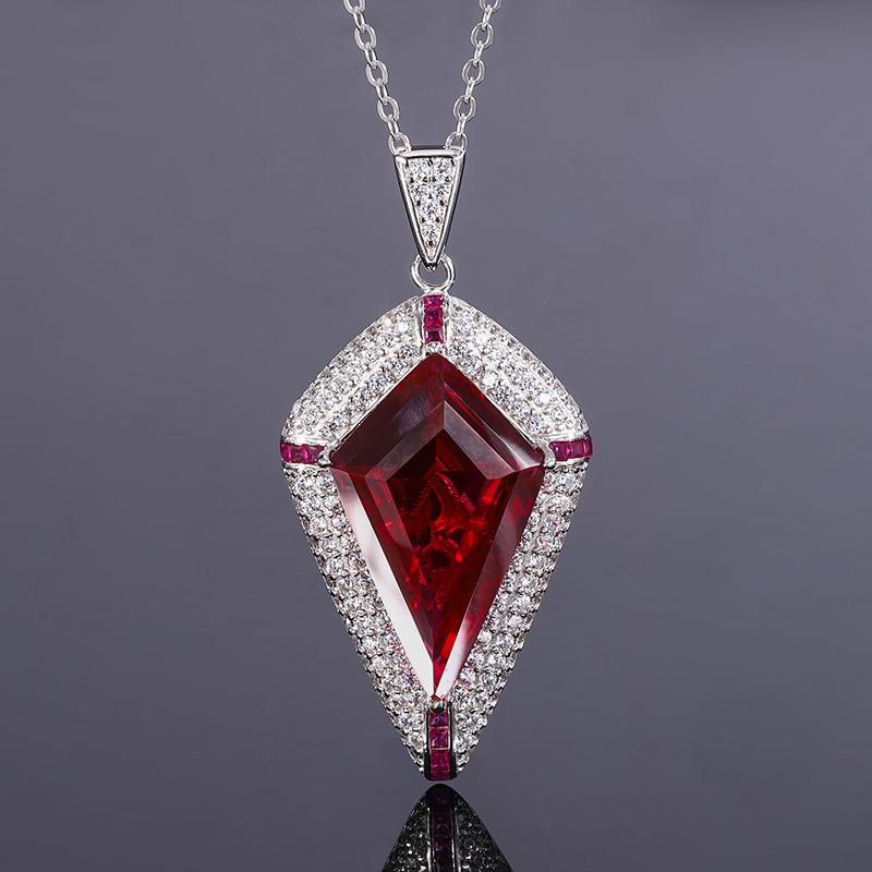 Ювелирное имитация красного корунда изумруда креативное треугольное ожерелье 16 * 26