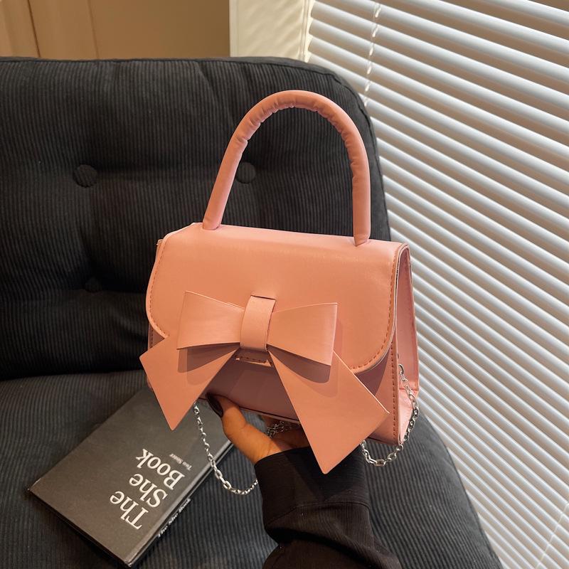 Trendy Texturovaná Crossbody taška s mašlí: Módní a všestranná dámská kabelka pro rok 2025