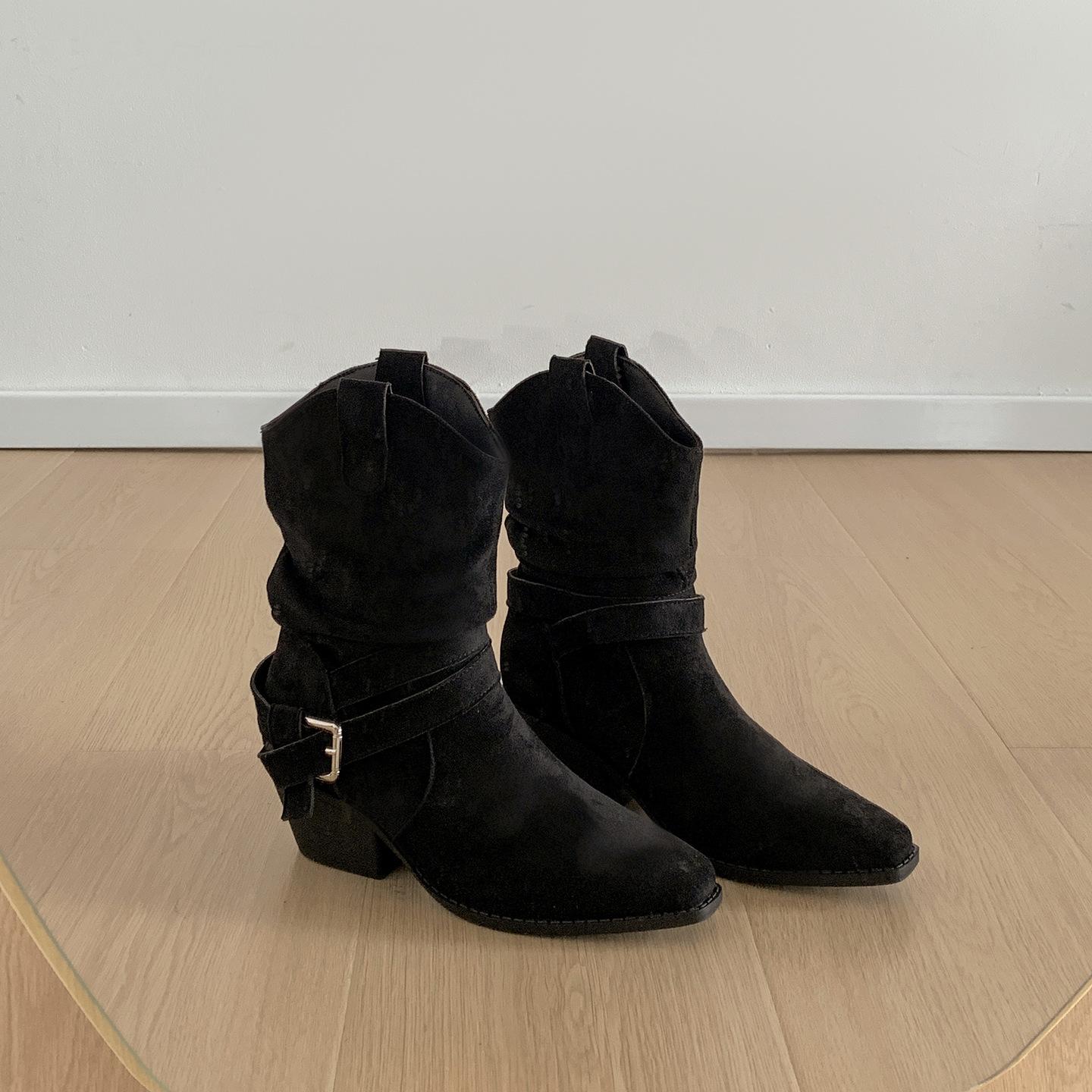 

Queen Fan retro thick heel western cowboy boots women s 2025 new autumn with skirt, thin and tall short boots 35 чёрный