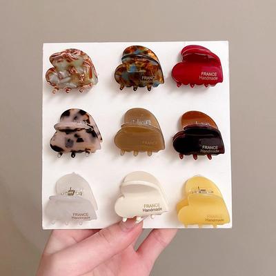 3,5 cm große, niedliche, herzförmige Haarspange im französischen Retro-Stil aus Acetat – ein modisches Haaraccessoire für Kinder und Frauen.