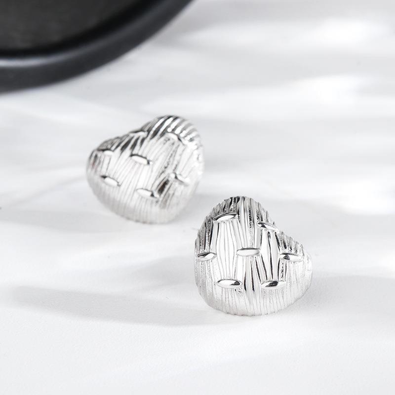 

Серьги-гвоздики в форме сердечка из стерлингового серебра S925, женские, с текстурой и нишевым дизайном, модные серьги в форме персикового сердца серебряный