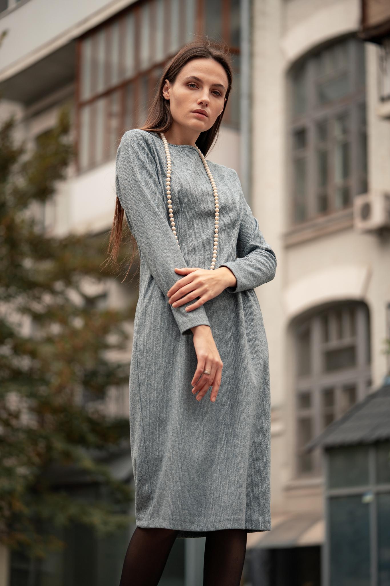 

Сукня із защипами із фактурної тканини 36 світло шифер сірий колір