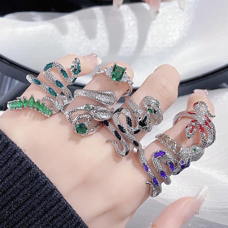 Otevřený prsten se zirkony a hadím motivem, niche design, osobnost, tmavý retro, studený vítr, prsten pro ženy