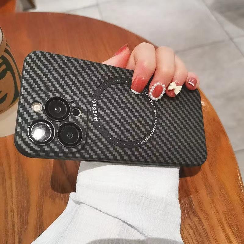 

Применимо к чехлу для мобильного телефона iPhone 15, узор из углеродного волокна, магнитная присоска, Apple 14proMax, полностью закрывающая линзу пленка, 13 защитный чехол iPhone15