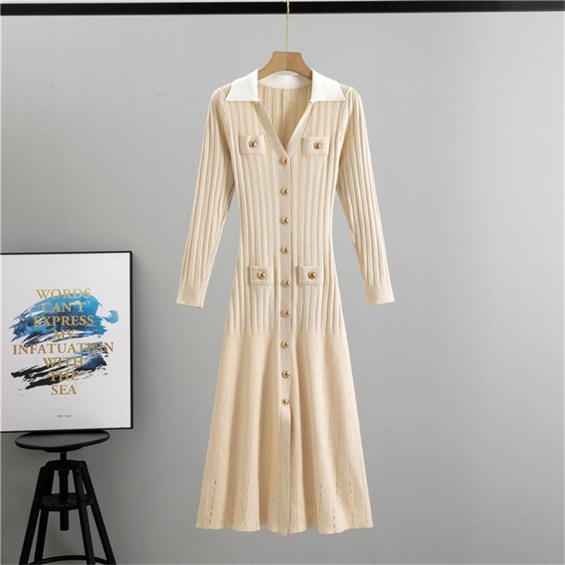 

Осеннее платье нежного стиля с V-образным вырезом, вязаное из пряжи с сердцевиной. Приталенный А-силуэт, миди длина. One Size абрикосовый