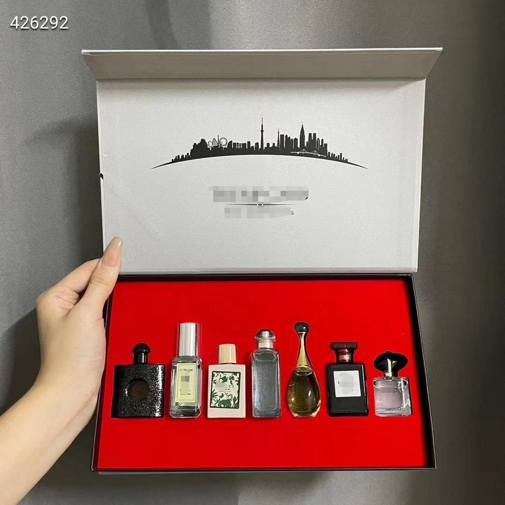 Seven-Piece Perfume Gift Set: Mini Fragrances with Long-Lasting Light Scents for Christmas Souvenir or Gift