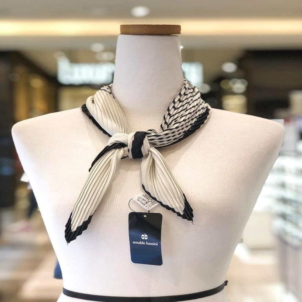 MJ Arnaldo Basini Diamond Pattern Pleated Scarf (20118)