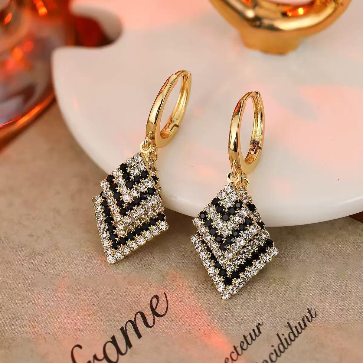 Европейские и американские ретро черно-белые серьги-ромбы с бриллиантами: Стильные, стройнящие лицо, длинные клипсы.