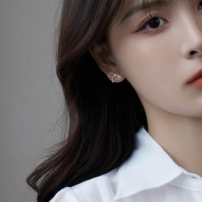 Синие Серьги-Гвоздики с Цветами для Женщин - Летний Сезон 2026 Высококлассный Нишевый Дизайн с Застежками-Защелками от Комаров золотой