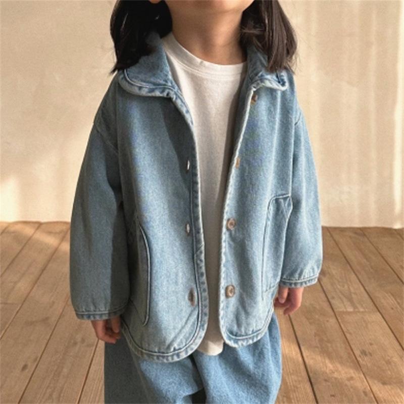 

Детская джинсовая куртка в корейском стиле с отворотом и карманами - осенняя мода для мальчиков и девочек 100 cm джинсовый синий