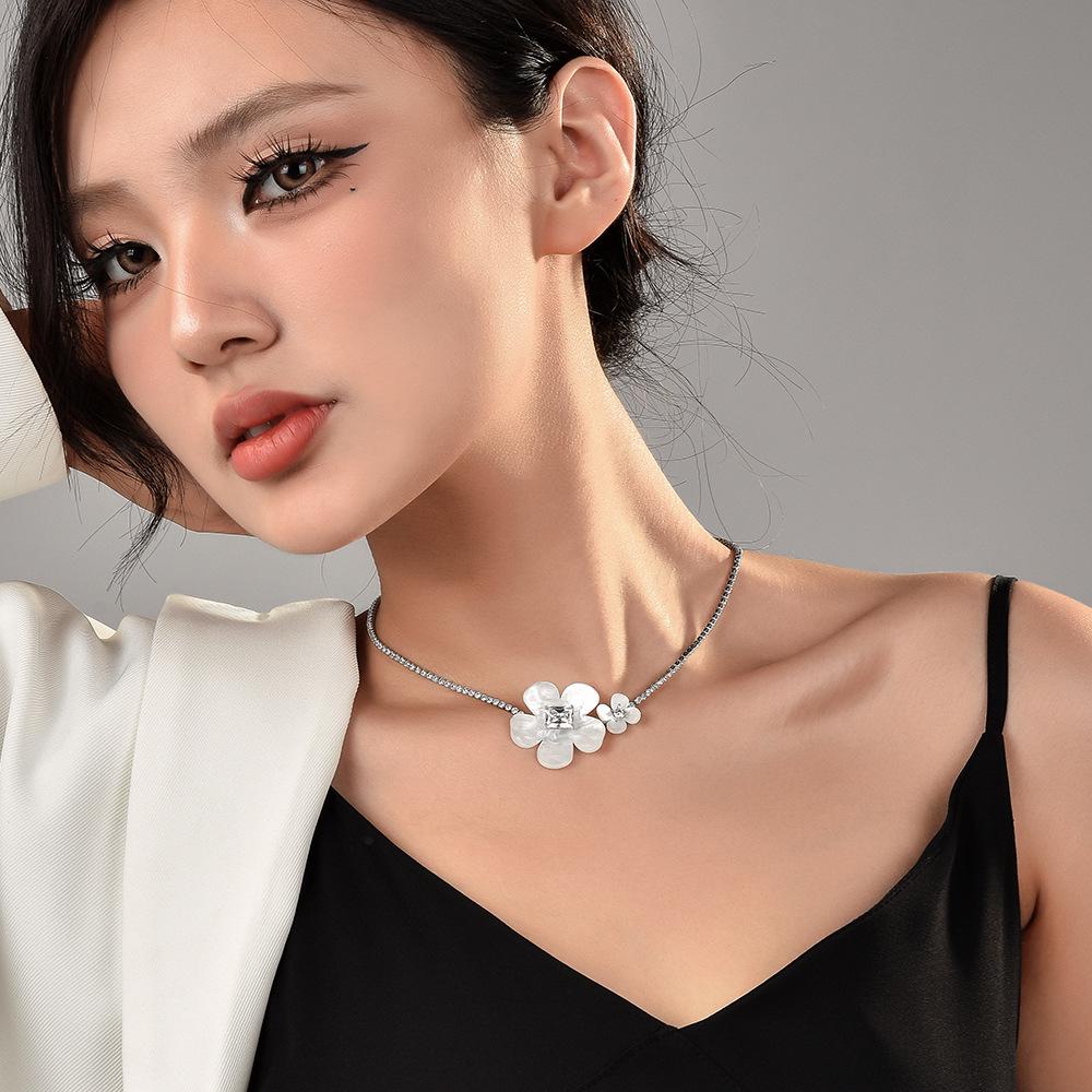 Elegante Freesien-Blütencluster-Halskette: Leichter Luxus Schlüsselbein Kette & Kristall Choker für Damen