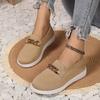 Eine Frau in atmungsaktiven Einzelschuhen und runden Zehenkappen-Sneakers