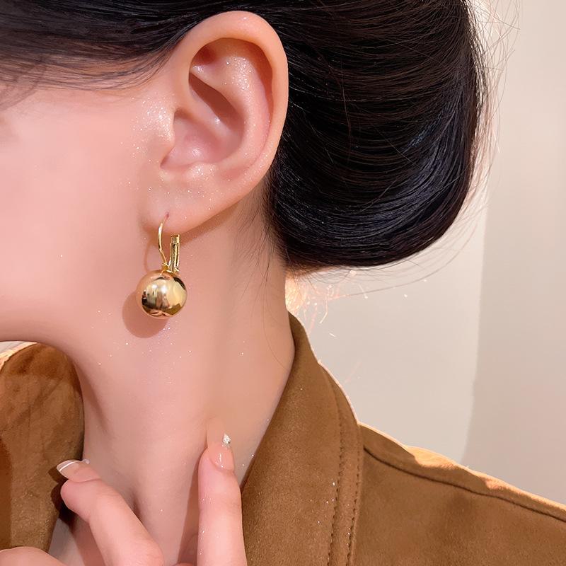 Europäische und amerikanische Metallkugelohrringe: Schicke goldene Ohrstecker für Damen – moderner, schlichter, leichter, luxuriöser, kalter Stil.