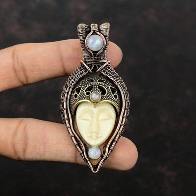 Weißer Geschnitzter Knochen Gesicht Anhänger Kupferdraht Umwickelter Schmuck Regenbogen Mondstein Anhänger Handgefertigter Edelsteinschmuck Kupferanhänger Geschenk für Frauen