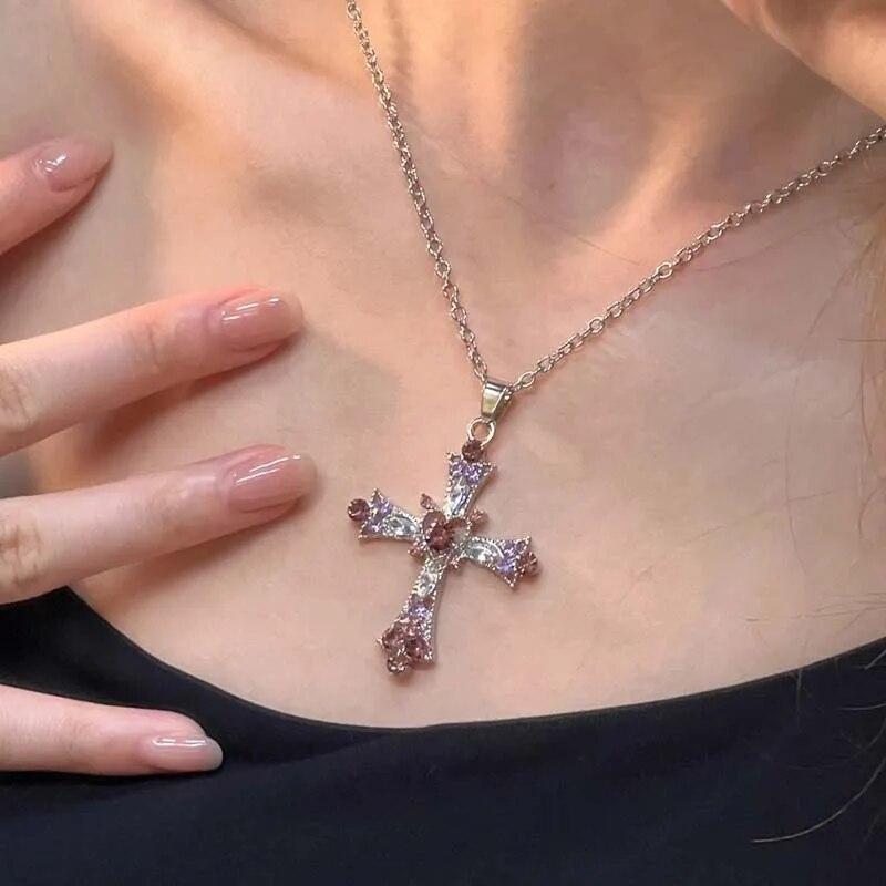 Y2K Zircon Cross Halskjede Rosa Lilla Love Heart Cross Pendant Halskjeder for kvinner Gotiske smykker Party Girls Accessories 2023