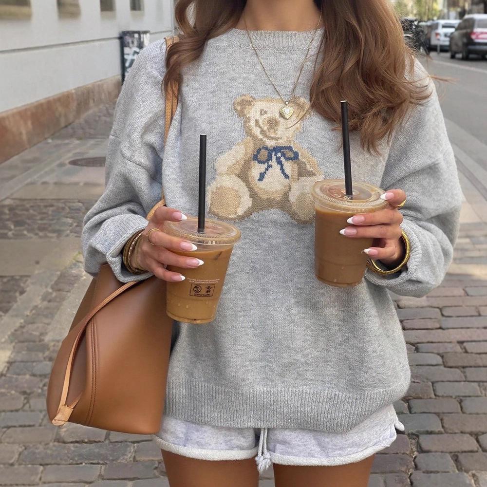 2025 Autumn/Winter Women's Casual Little Bear Sweater with Drop Shoulders and Long Sleeves.