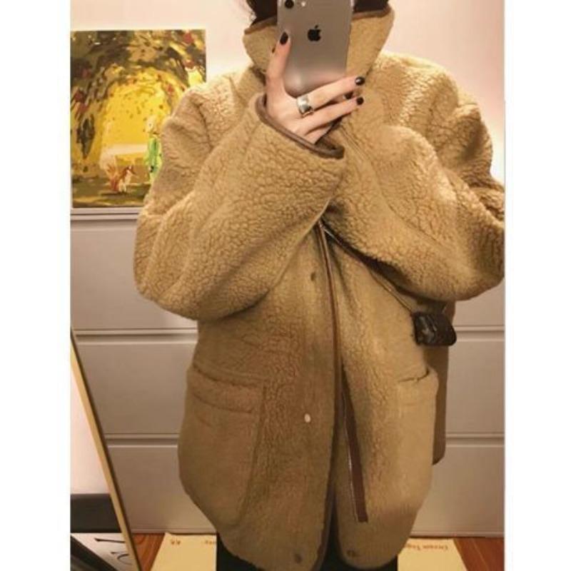 Wearing thickened coats on both sides, tall women are retro and versatile, loose and fashionable, and old temperament locomotive clothes.