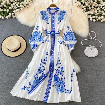 Sukienka rozkloszowana w kolorze celadonowym z kołnierzykiem stojącym, jednorzędowa, elegancka