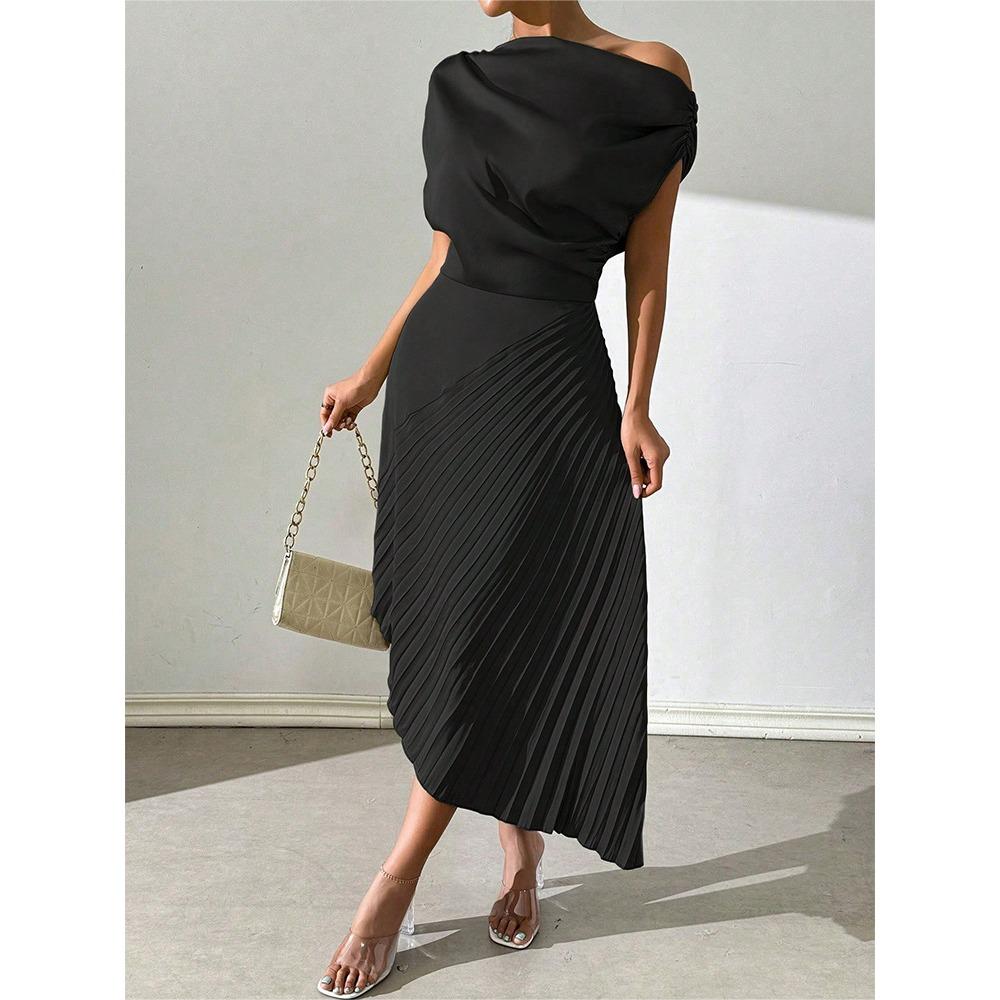 Sommar ny elegant sned axel en-ords krage plisserad höftomslutande design oregelbunden klänning dam