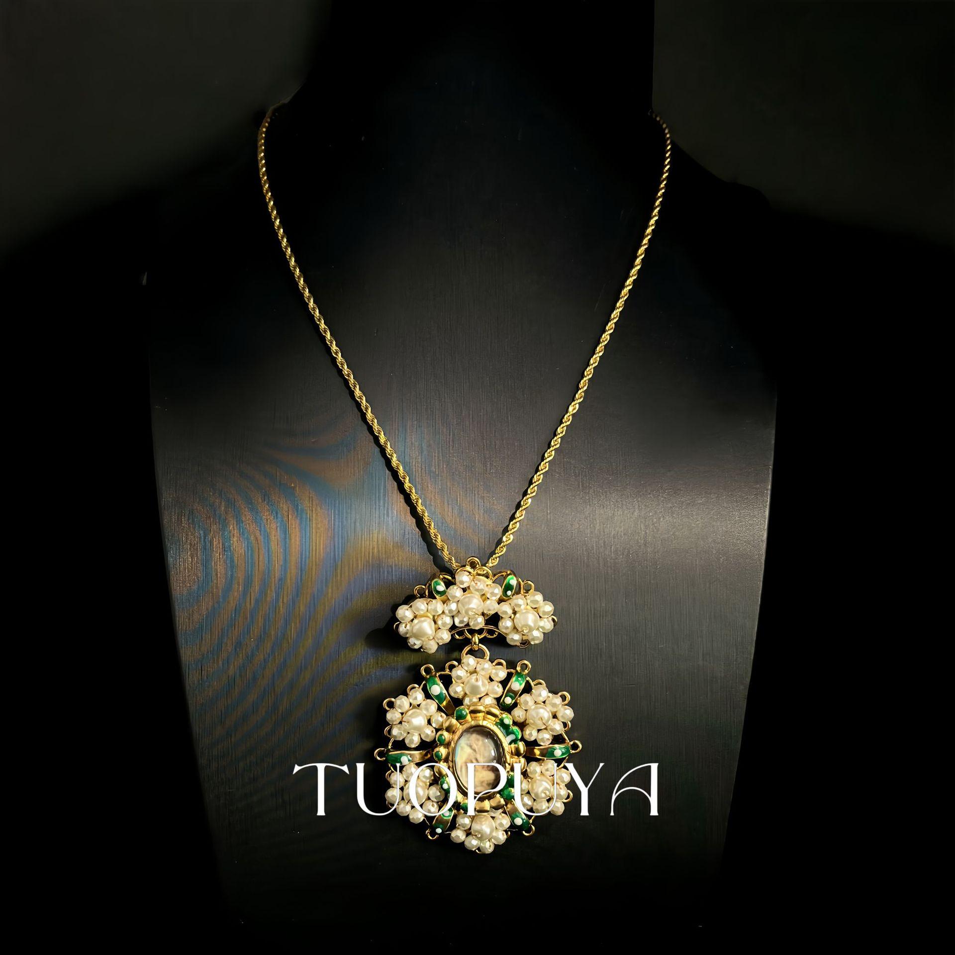 Exquisite French Retro Pearl Portrait Pendant Necklace with Twisted Chain