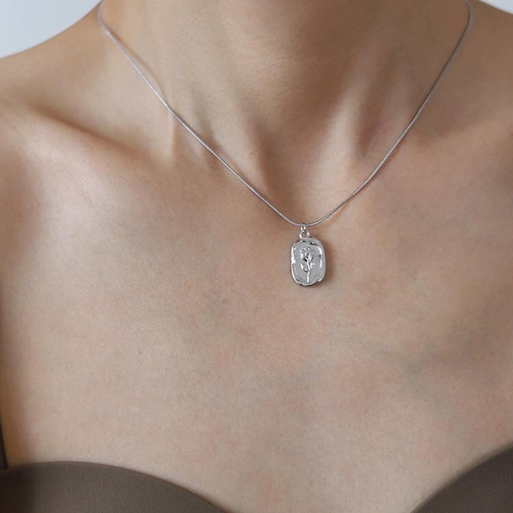 Stainless Steel Necklace Exquisite Simple Engraved Rose New Design Suspension Necklace For Women Zircon Fashion Banquet Gifts