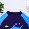 Set Costume da Bagno a Tema Squalo per Ragazzo: Top con maniche raglan e pantaloncini da bagno con stampa di squali all-over