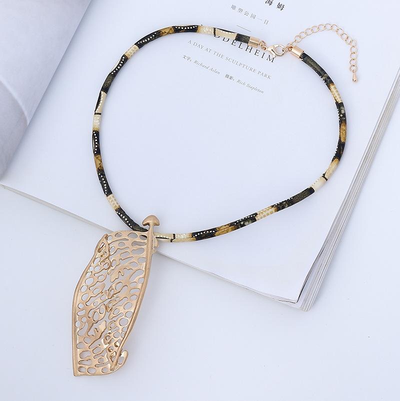 Necklace Retro Personality Hollow Necklace Women S Metal Short Necklace