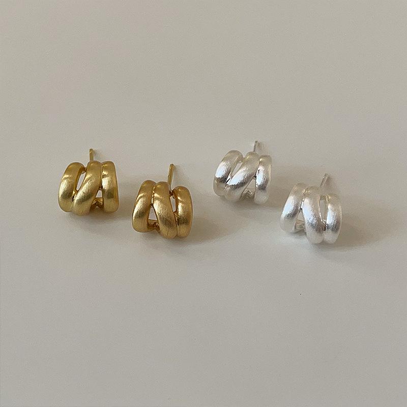 Koreanische Nischen-Ohrringe mit gebürsteter, matter Mehrschicht-Metallniete, kalter Stil, exquisiter und vielseitiger Schmuck für Frauen