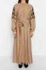 Damenmode Neues Hijab-Kleid Beige Gürtel Stickerei Detailliertes Weites Muster Webstoff Leinenoptik Kleid