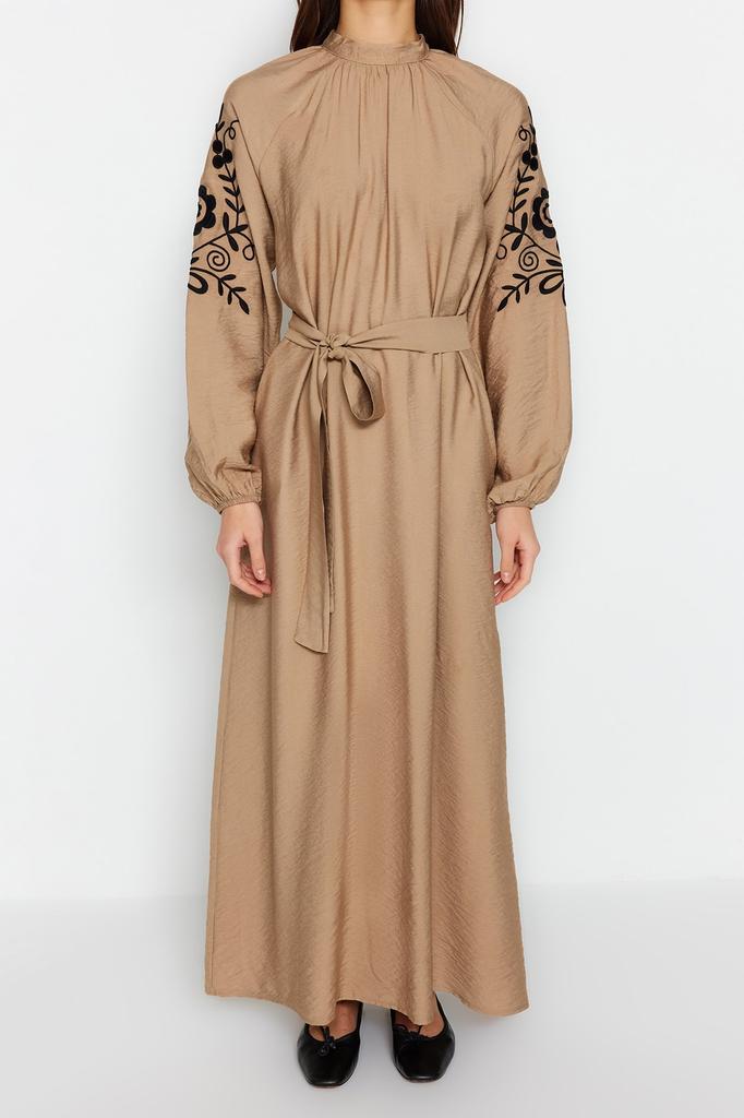Damenmode Neues Hijab-Kleid Beige Gürtel Stickerei Detailliertes Weites Muster Webstoff Leinenoptik Kleid