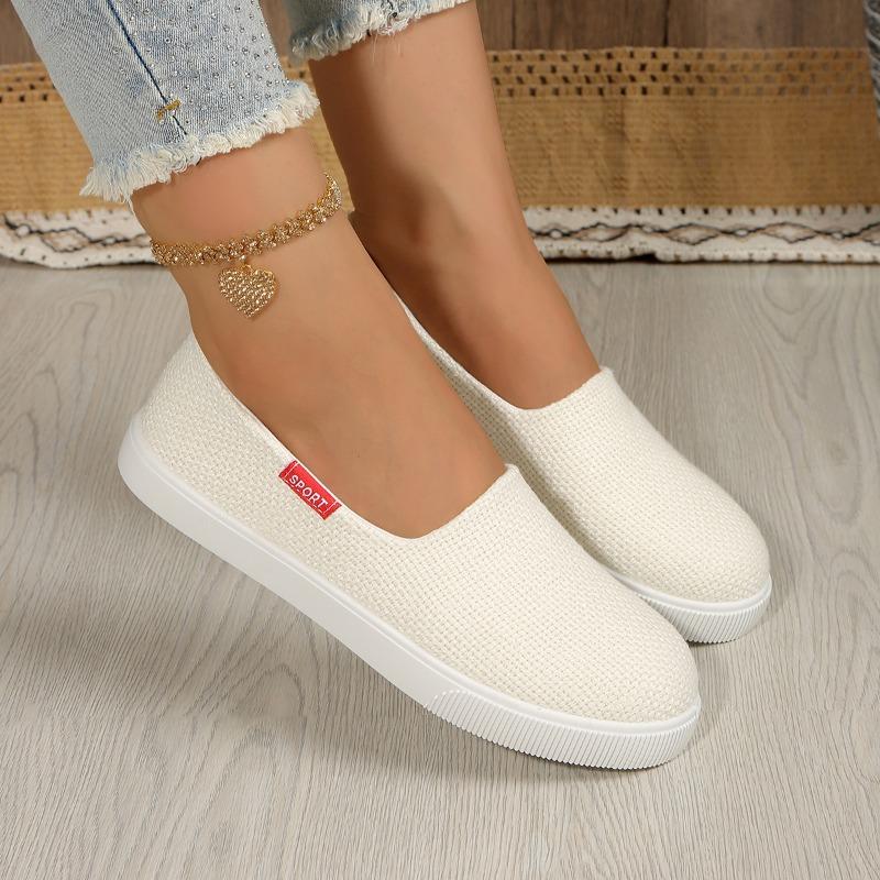 Fashion 2025  New Round Head Lightweight Flats Knitted Breathable Board Shoes Large Size Leisure Flat Bottom Shoes for Women