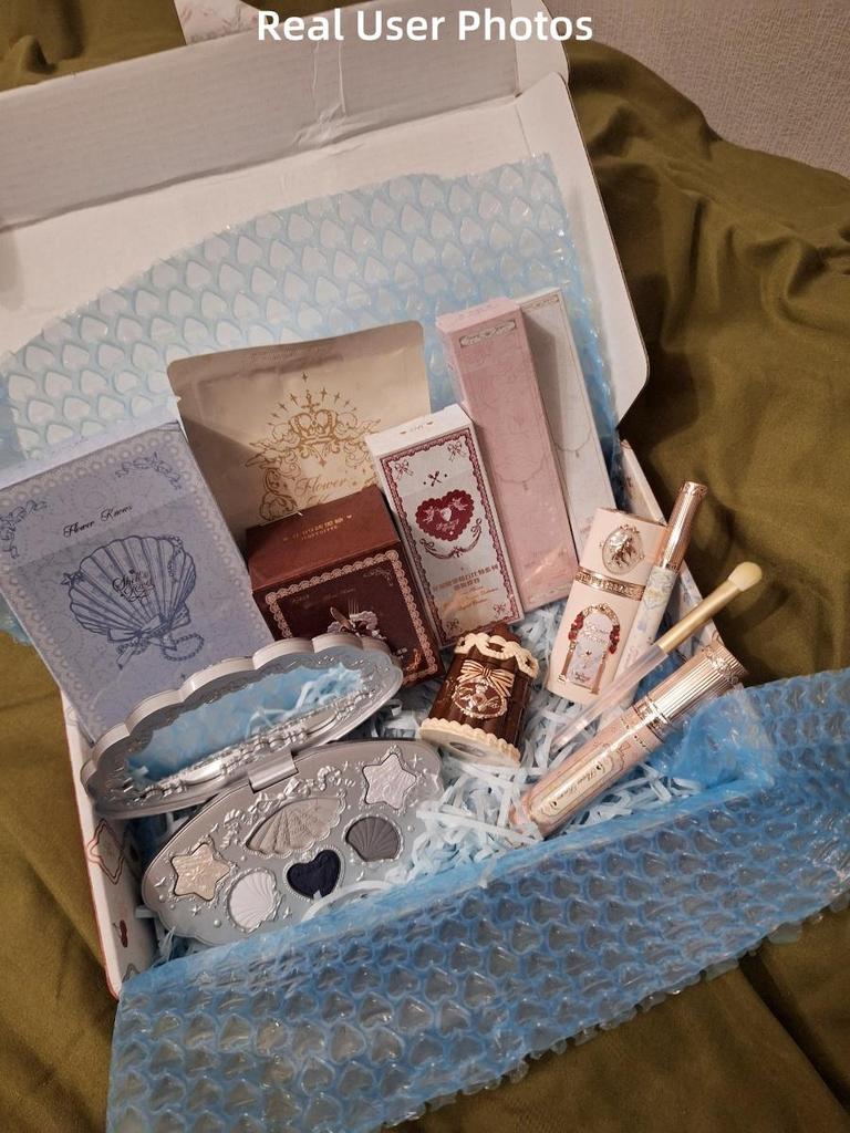 Kaufe Flower Knows MAX Make-up Mystery Box Überraschungs-Glückstüte Kosmetik-Geschenkset Enthält Lidschatten Rouge Lippenstift Beauty-Kit Für Geschenke zum Preis ab 61