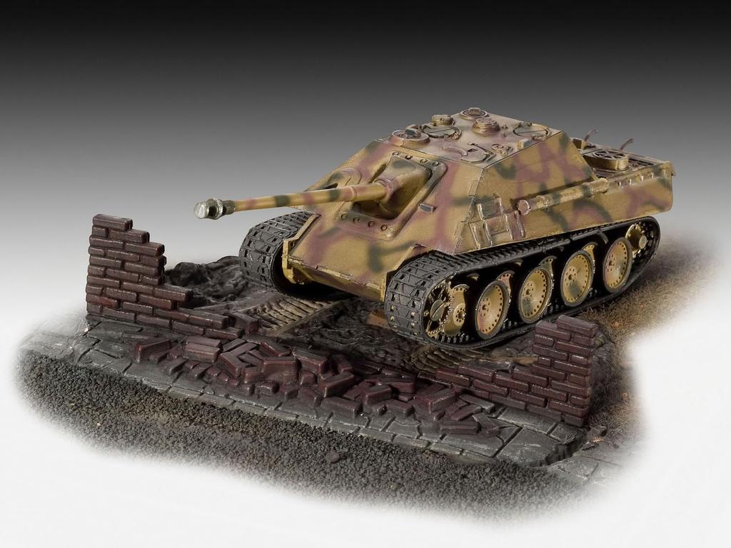 German Revell Jagdpanther with Diorama 03232 Plastic Model 1/76