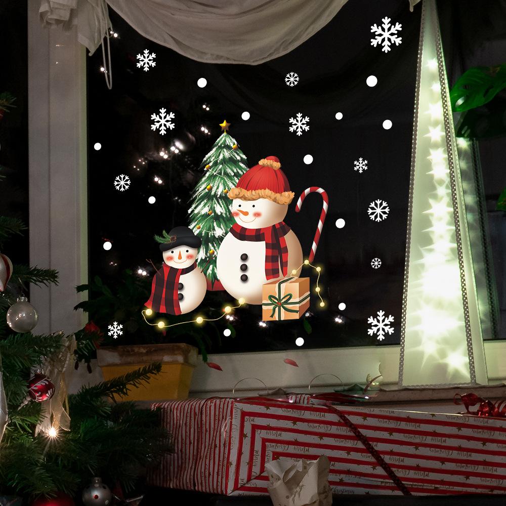 Weihnachtsmann Weihnachtsbaum mit Schnee geschmückt Atmosphäre Glasfenster Fensteraufkleber