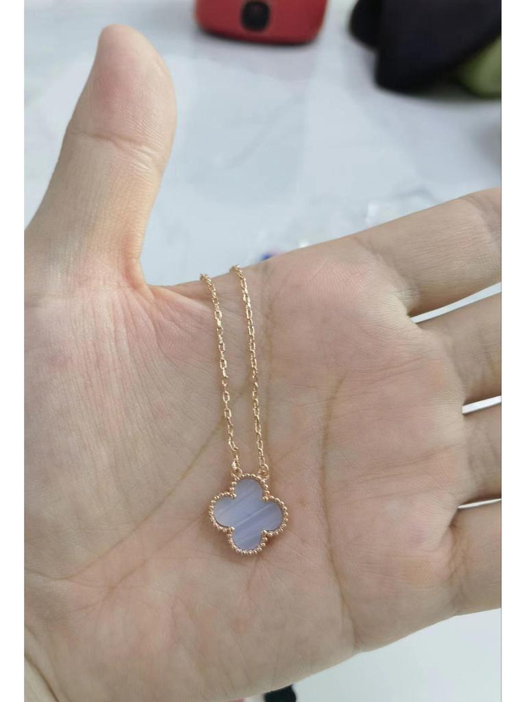Halskette mit vierblättrigem Kleeblatt, 18 Karat vergoldet, mit Anhänger aus rosenrotem Chalcedon, Achat und weißem Muschelkern für Damen