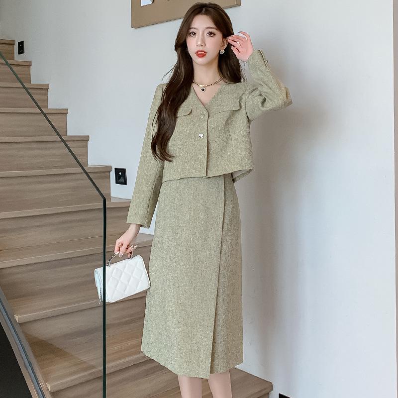 Petite Women's 2026 French Retro Chic Suit: High-End Spring/Autumn Short Jacket & Skirt Set