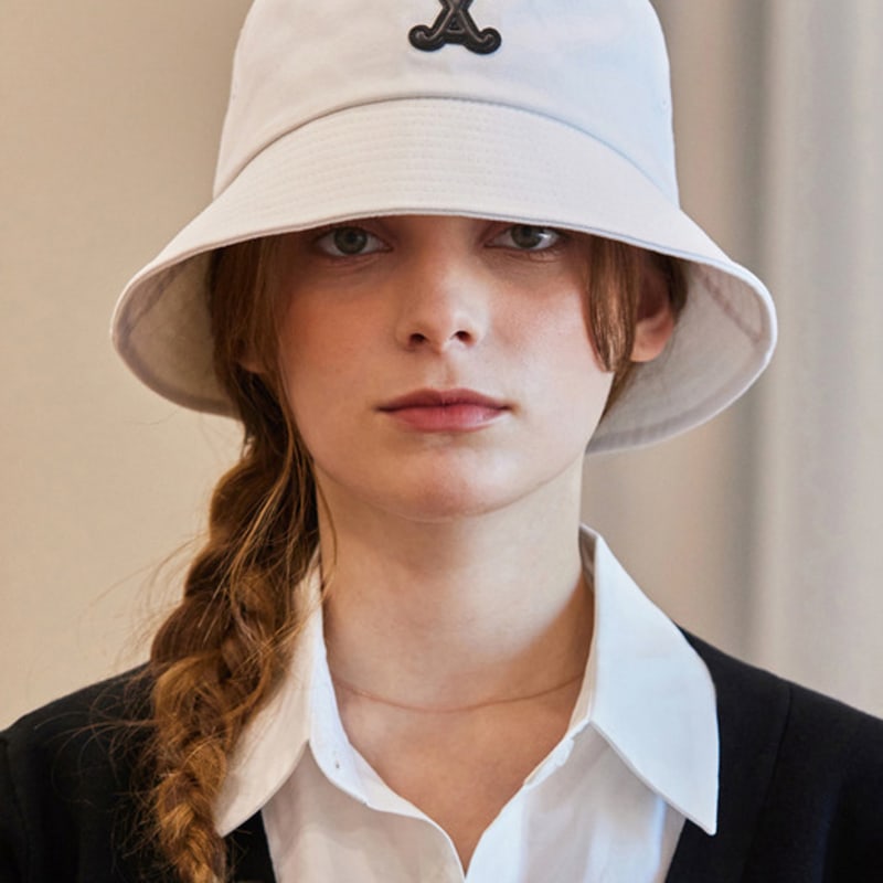 

Панама VARZAR VA с изогнутой нашивкой белая FREE