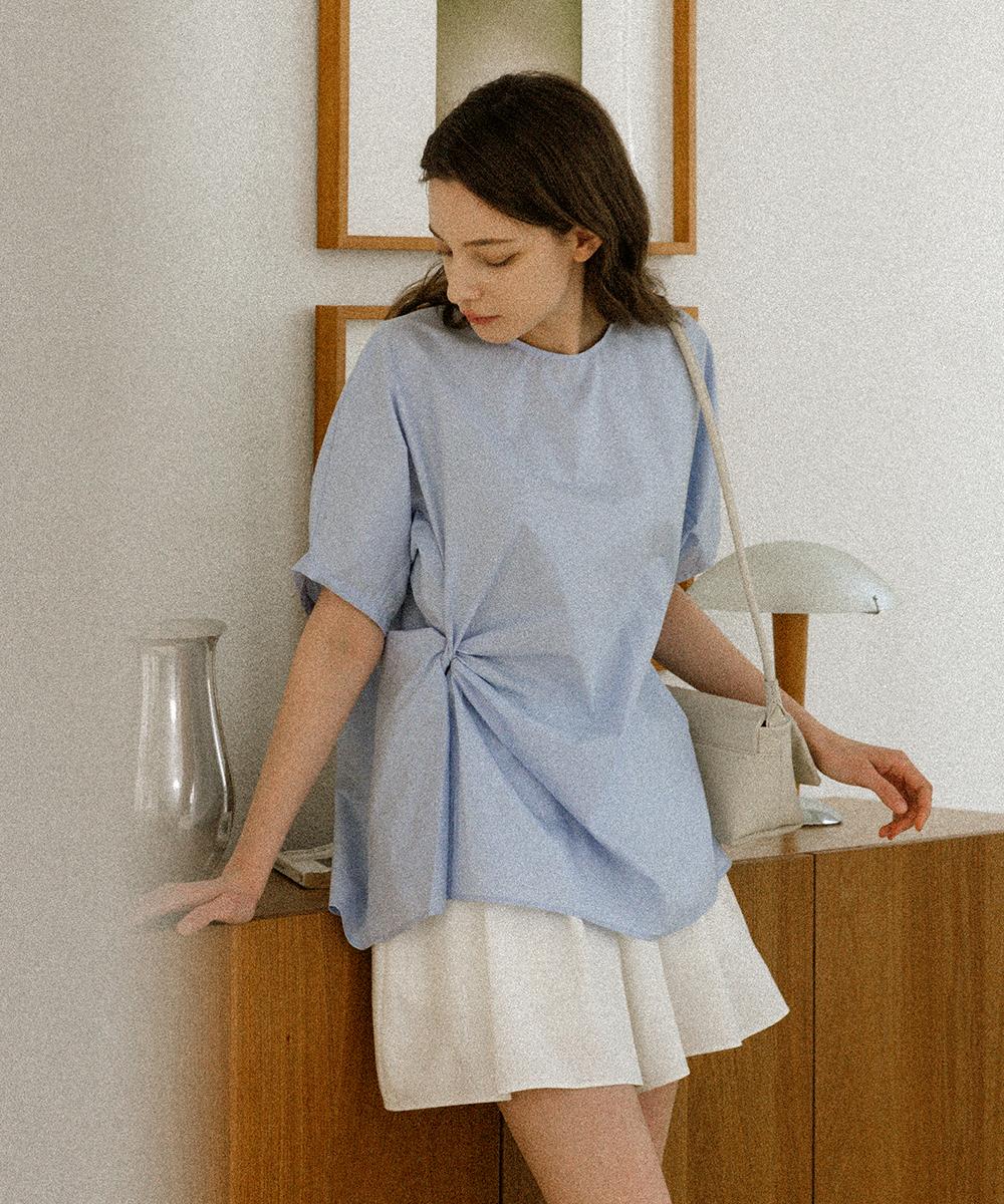 Noing Twisted Blouse (Sky) Sky